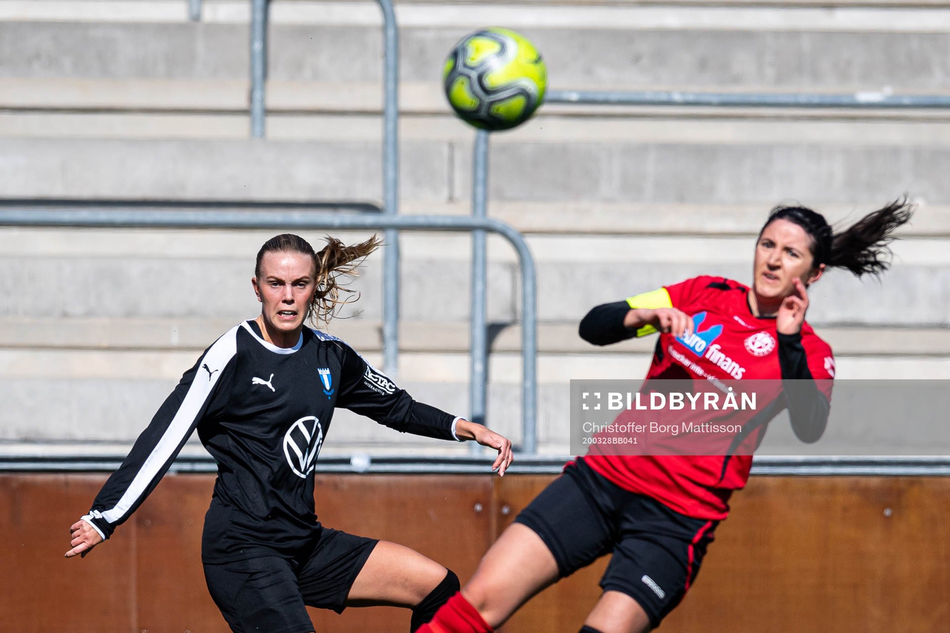 Malmö FFs Elin Björklund och Lunds Liridona Mustafa under fotbollsmatchen i Damernas Distriktsmästerskap mellan Malmö FF och Lunds SK den 28 mars 2020 i Malmö.