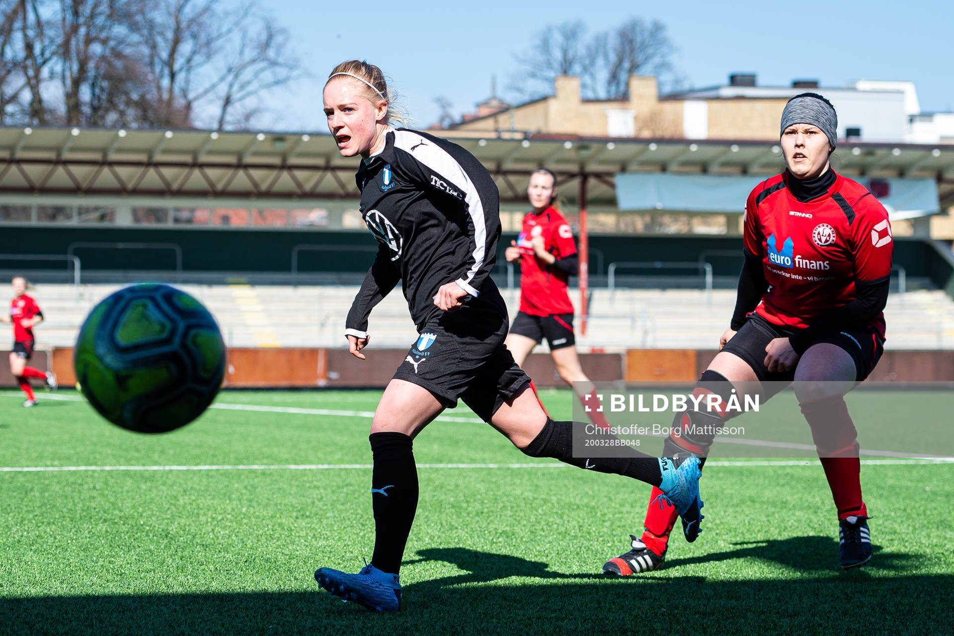 Malmö FFs Melina Skarström och Lunds Merita Tunuzliu