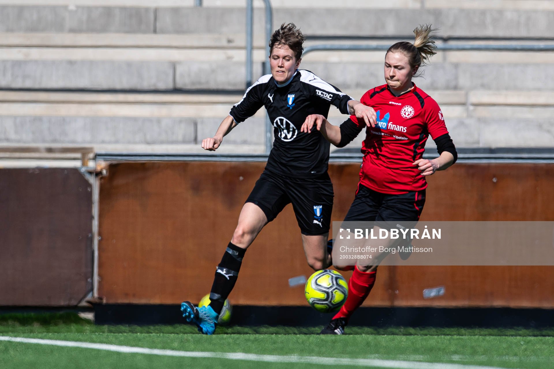 Malmö FFs Anna Hellsten och Lunds Ingrid Gunnarsson