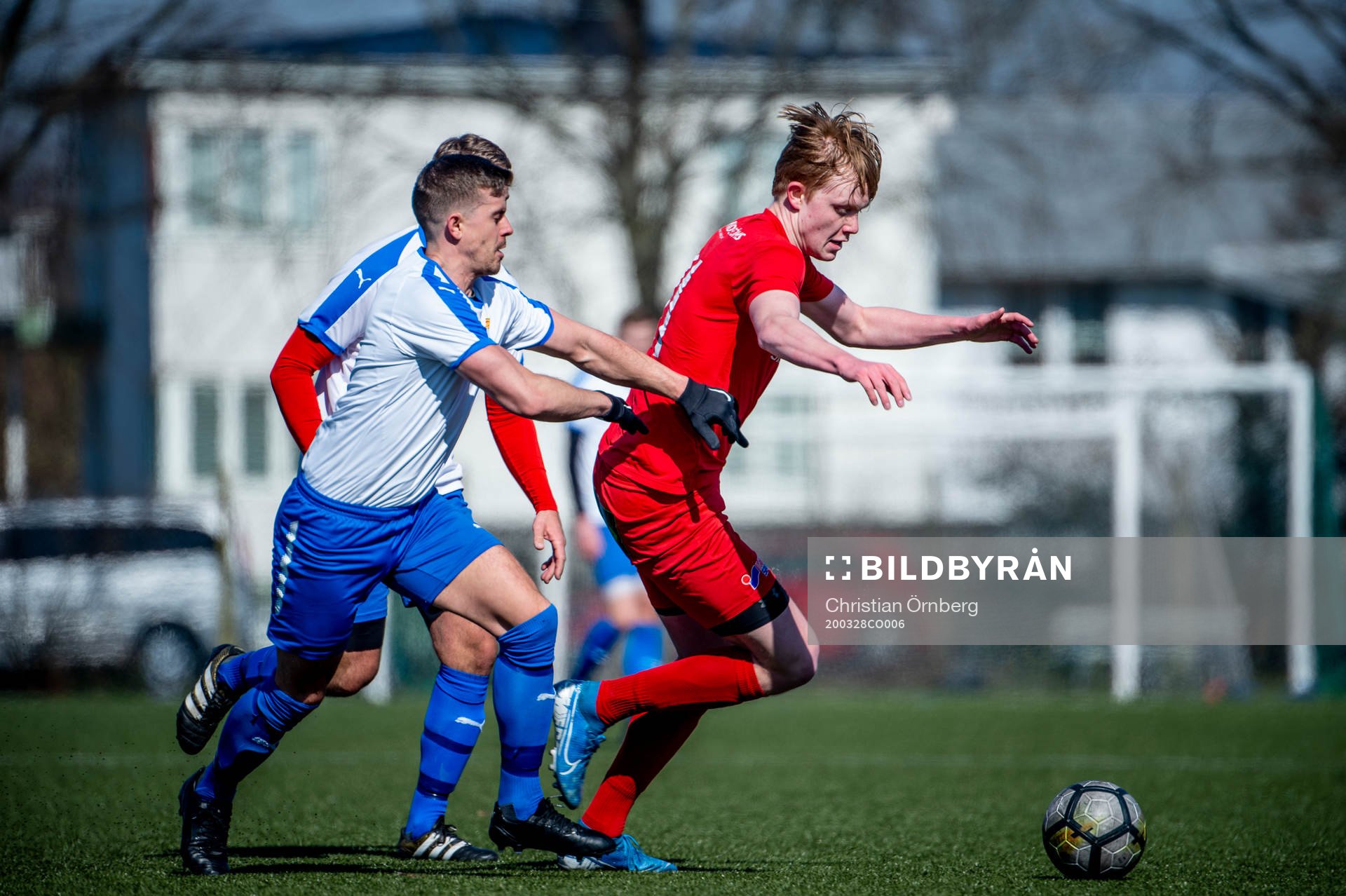 Nikes Isak Magnusson mot BK Flaggs Fredrik Johannesson och