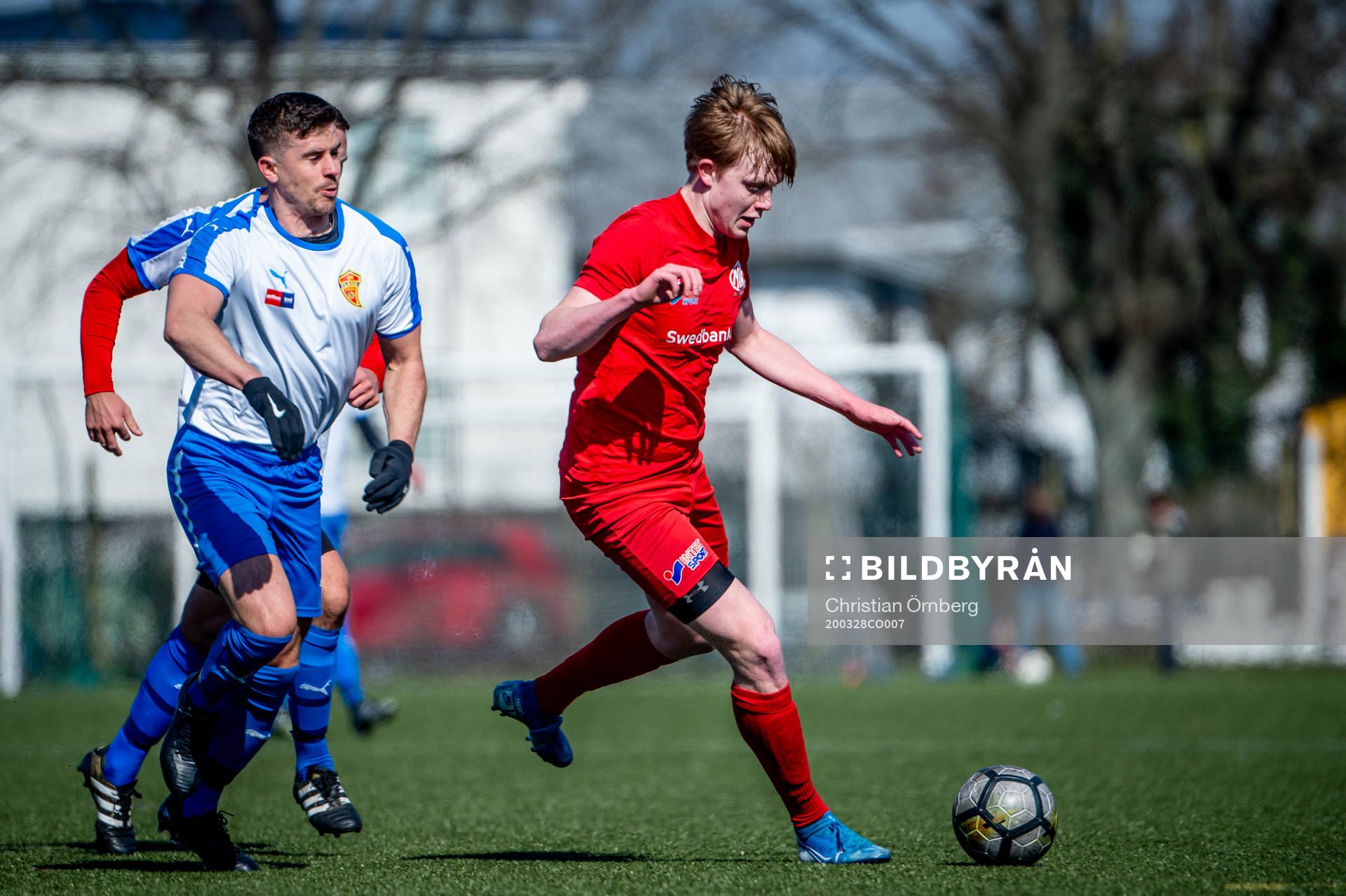 Nikes Isak Magnusson mot BK Flaggs Fredrik Johannesson och