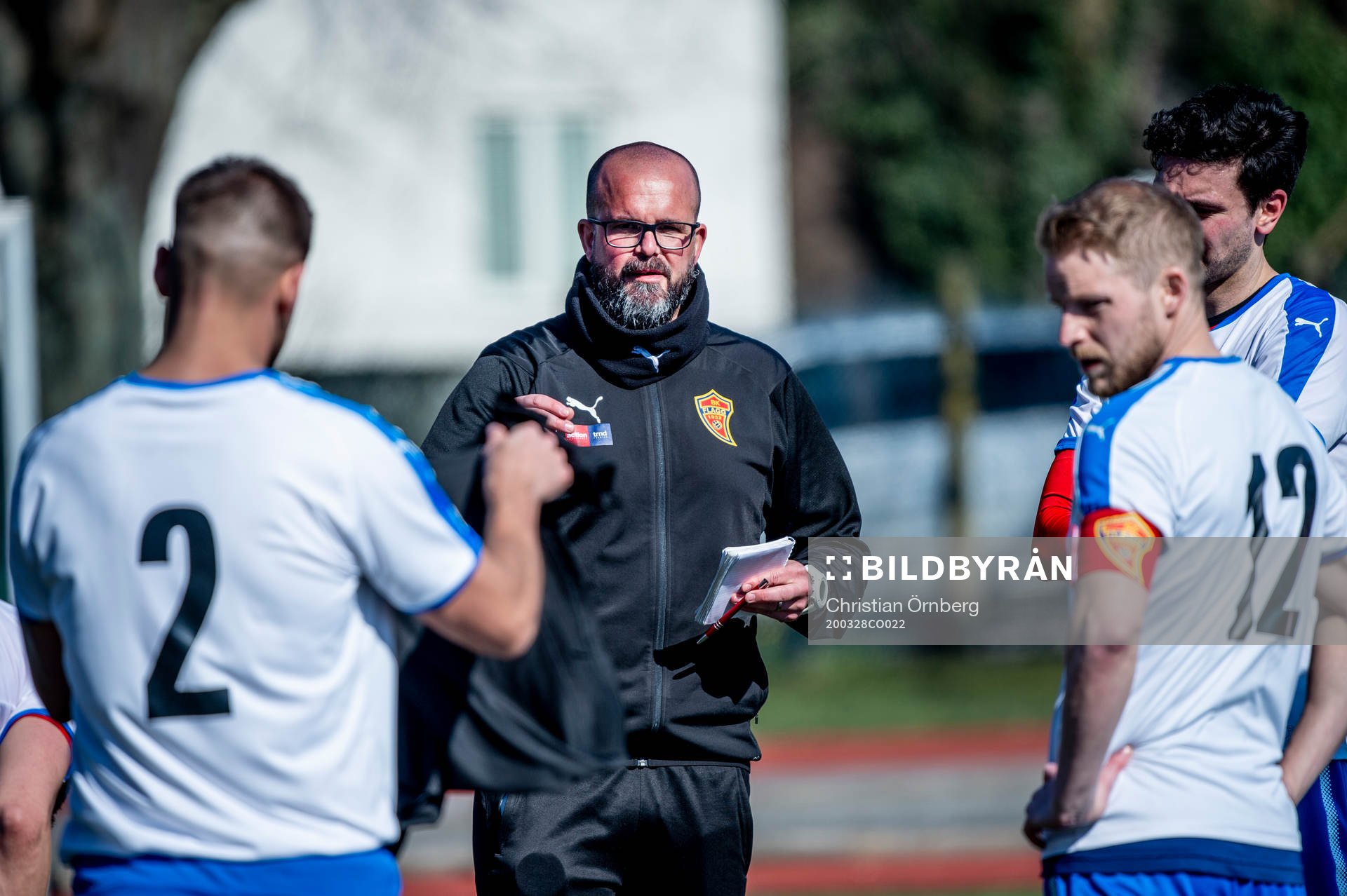 BK Flaggs tränare Daniel Lindgren med spelarna innan