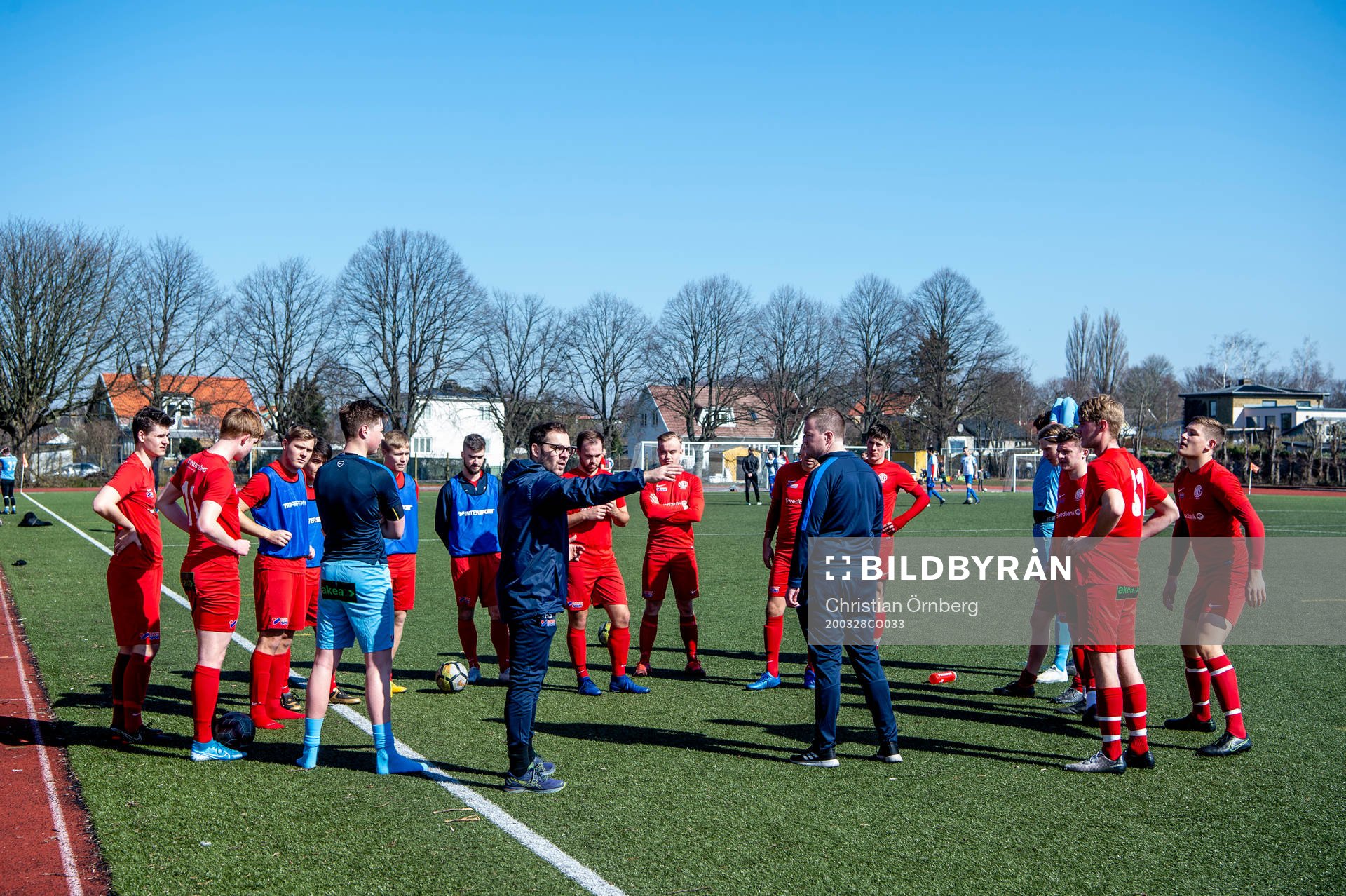 Spelare och ledare i Nikes innan träningsmatchen i fotboll