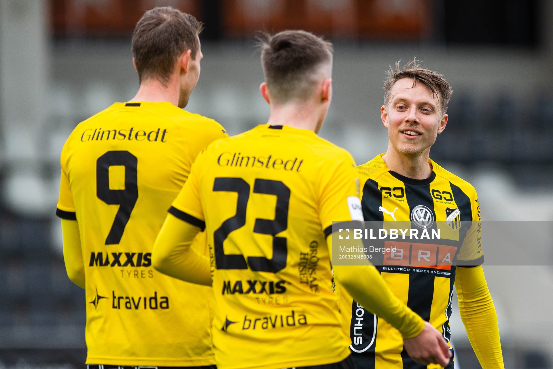 Häckens Viktor Lundberg jublar med målskytten till 4-1