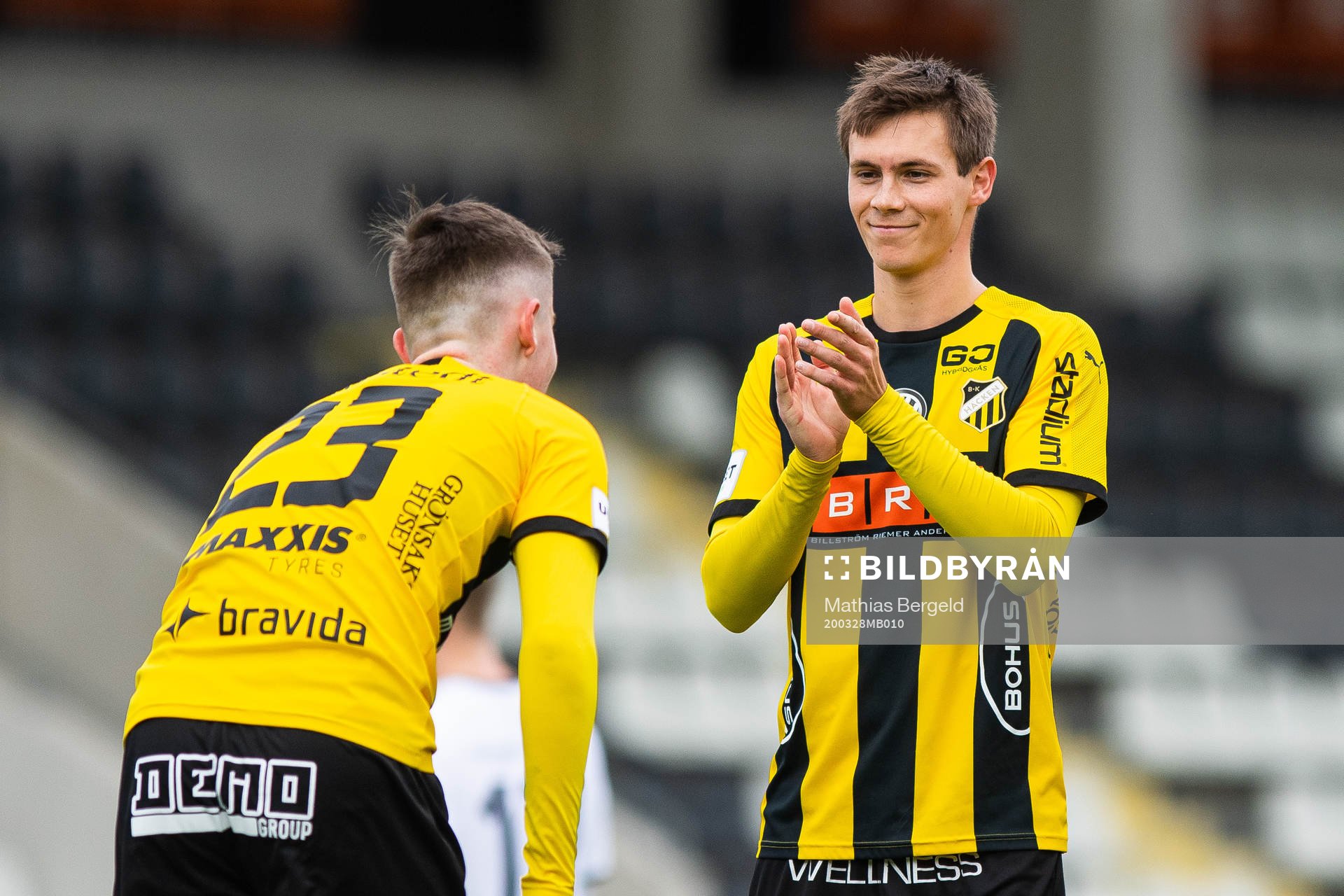 Häckens Tobias Carlsson jublar med målskytten till 4-1 Patrik Wålemark under träningsmatchen i fotboll mellan Häcken och Utsikten den 28 mars 2020 i Göteborg.