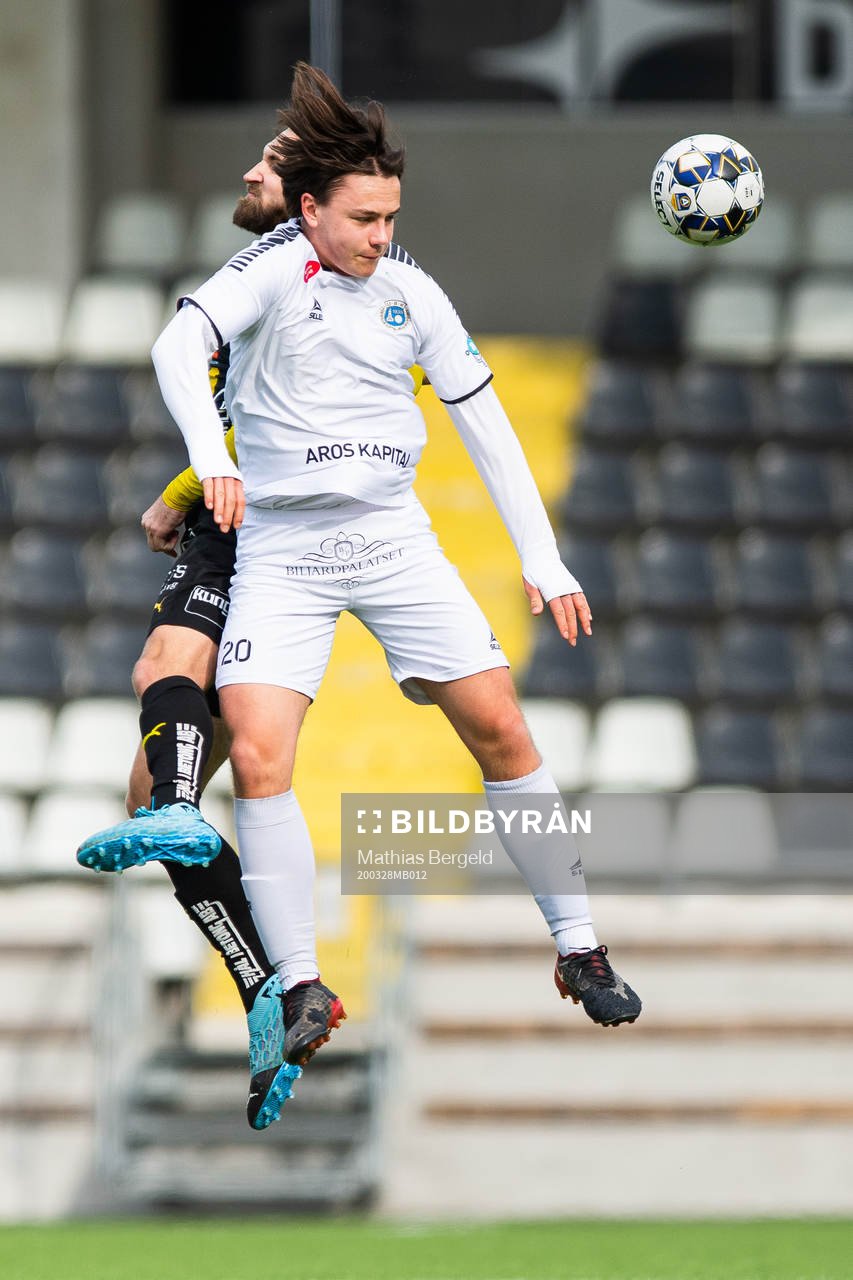 Häckens Oskar Sverrisson och Utsiktens Gustav Klintberg i kamp om bollen under träningsmatchen i fotboll mellan Häcken och Utsikten den 28 mars 2020 i Göteborg.