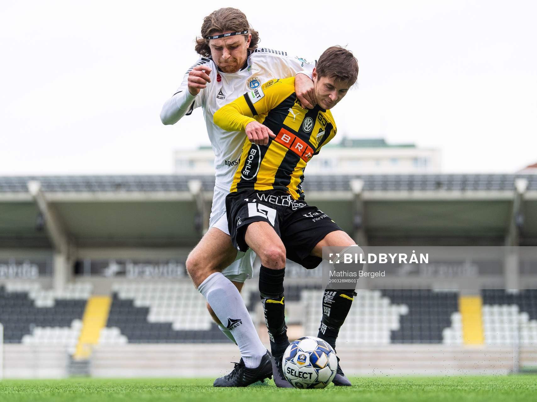 Utsiktens Erik Hedenquist och Häckens Leo Bengtsson i kamp