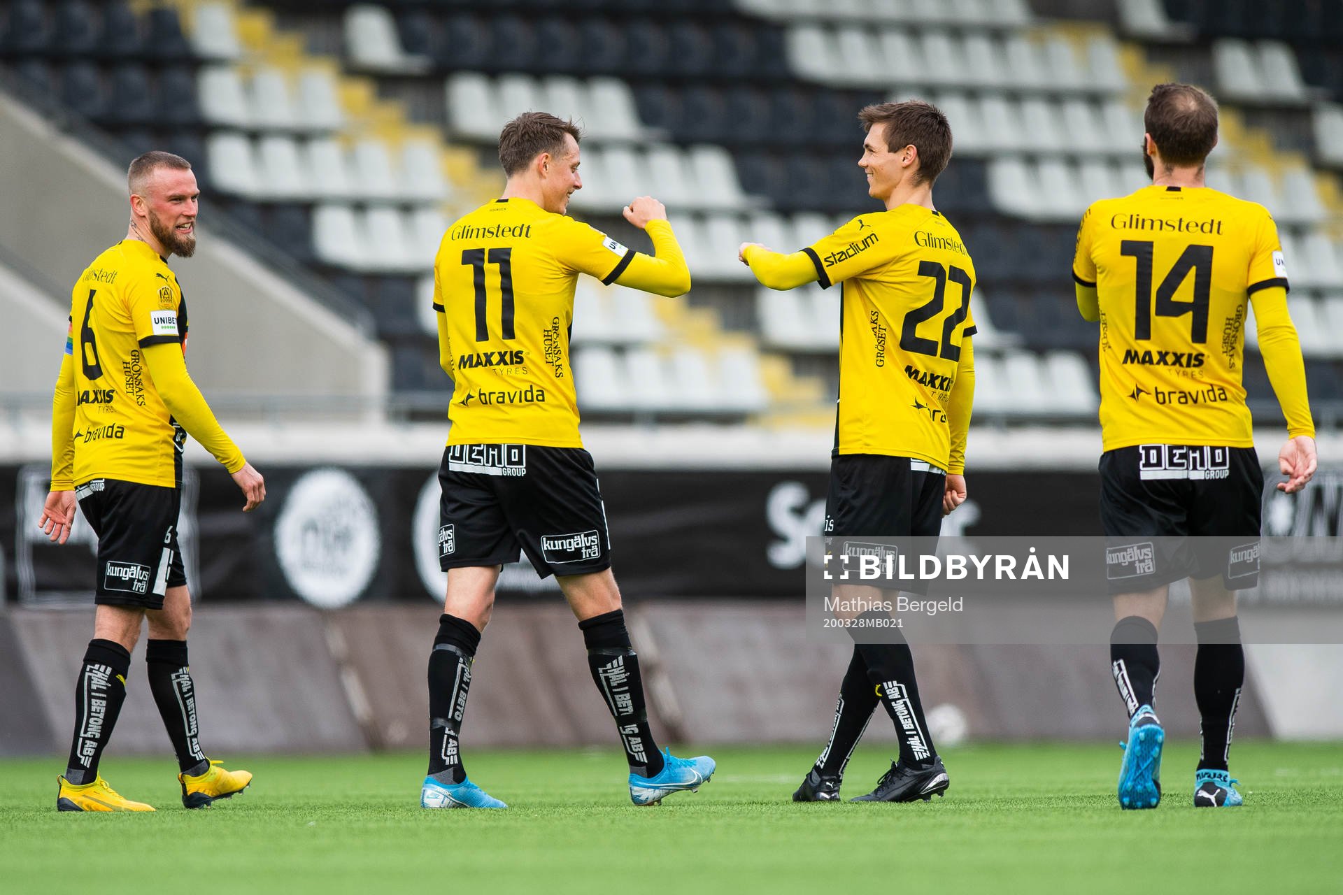 Häckens Viktor Lundberg jublar med Tobias Carlsson
