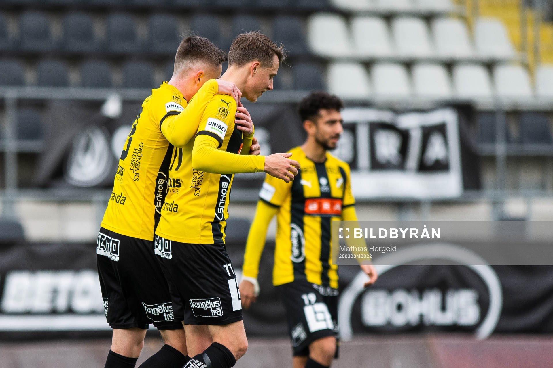 Häckens Patrik Wålemark jublar med Viktor Lundberg som
