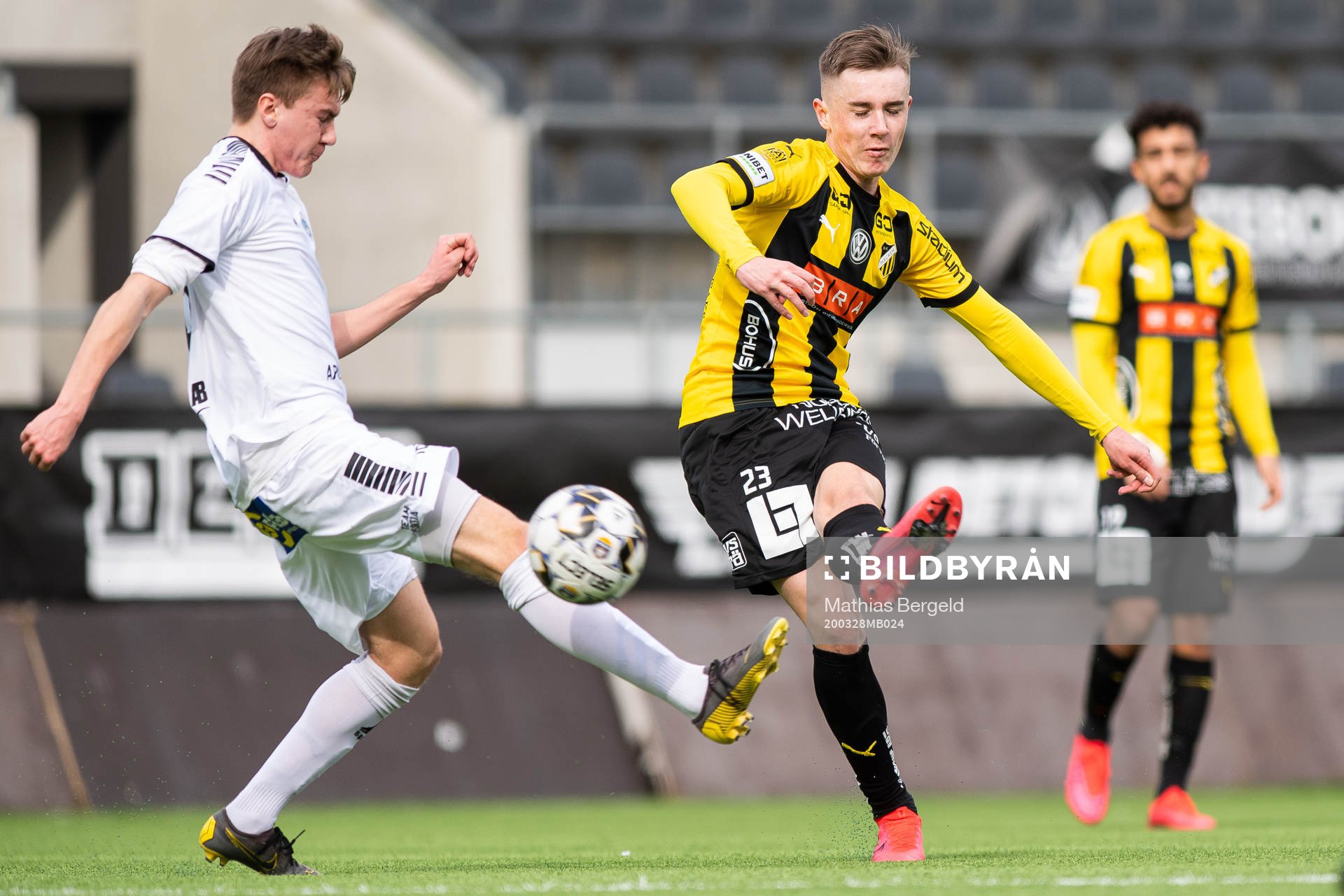 Häckens Patrik Wålemark skjuter