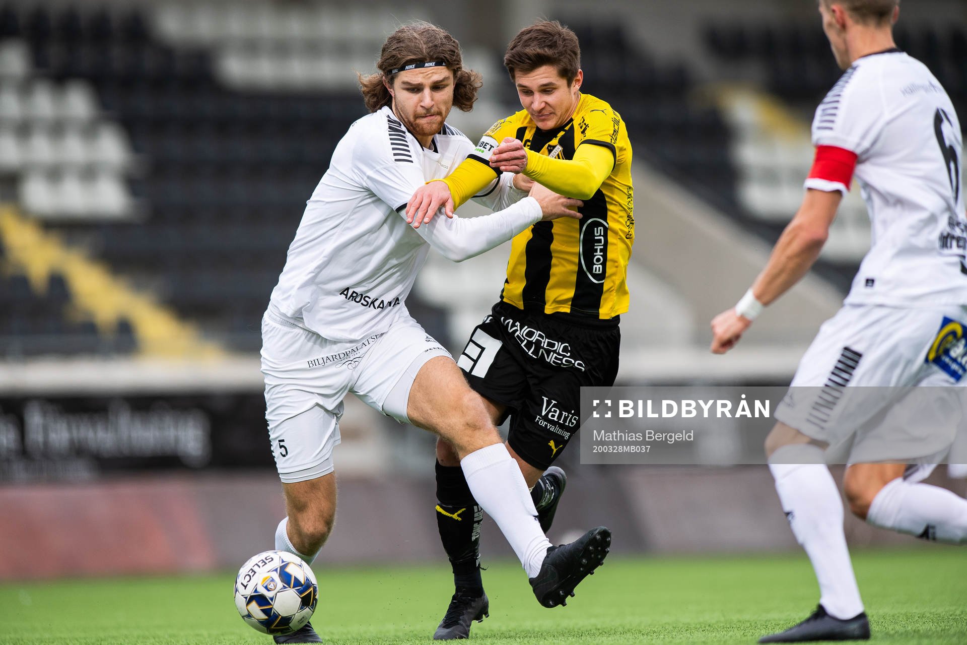 Utsiktens Erik Hedenquist och Häckens Leo Bengtsson i kamp