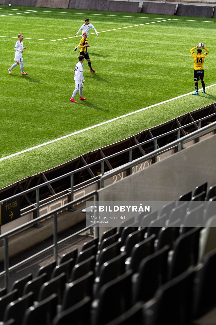 Häckens Oskar Sverrisson kastar inkast på Bravida Arena