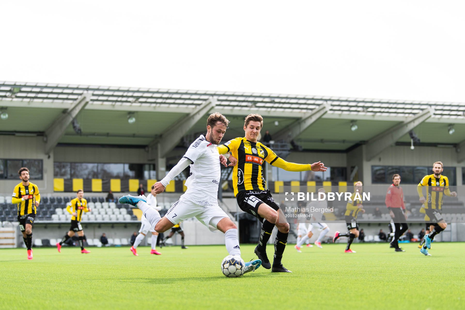 Utsiktens Andreas Öhman och Häckens Adnan Maric under träningsmatchen i fotboll mellan Häcken och Utsikten den 28 mars 2020 i Göteborg.