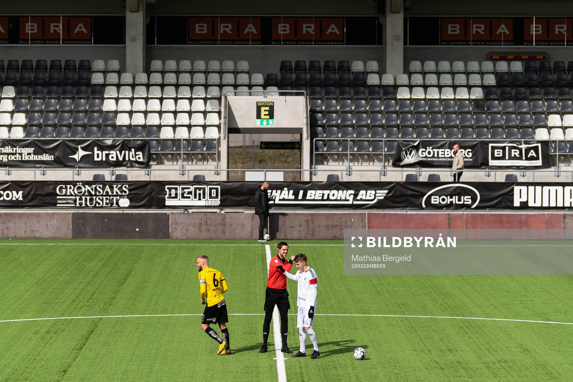 Häckens Alexander Faltsetas, domare Magnus Lindgren och