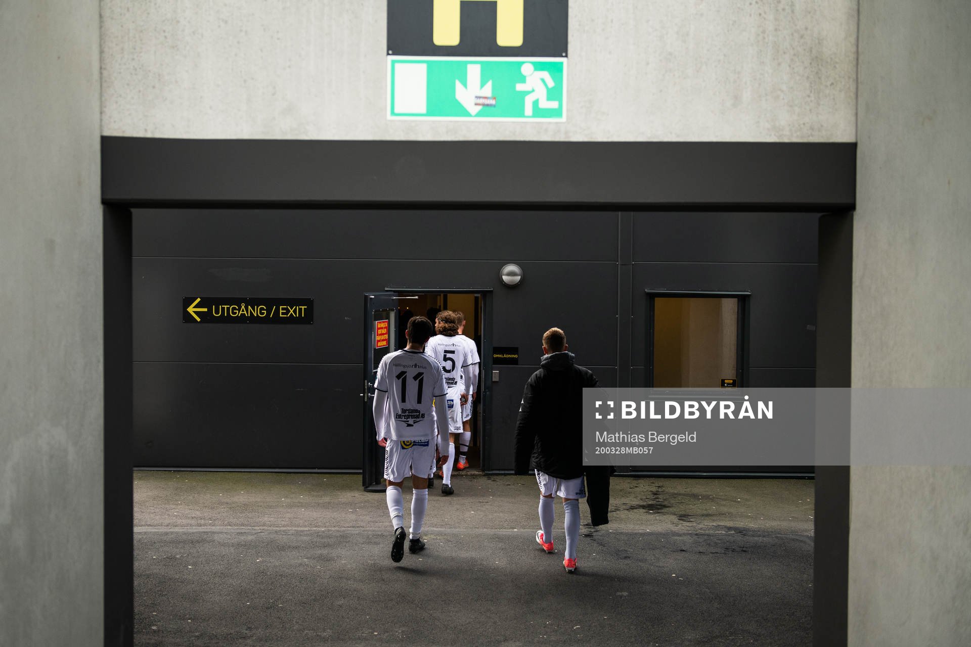 Utsiktens Sadmir Zekovic och Erik Hedenquist går in i omklädningsrummet efter träningsmatchen i fotboll mellan Häcken och Utsikten den 28 mars 2020 i Göteborg.