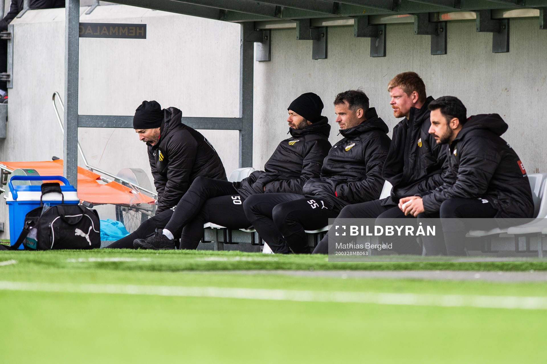 Häckens tränare Andreas Alm på bänken under träningsmatchen i fotboll mellan Häcken och Utsikten den 28 mars 2020 i Göteborg.