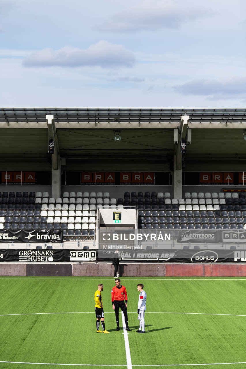 Häckens Alexander Faltsetas, domare Magnus Lindgren och