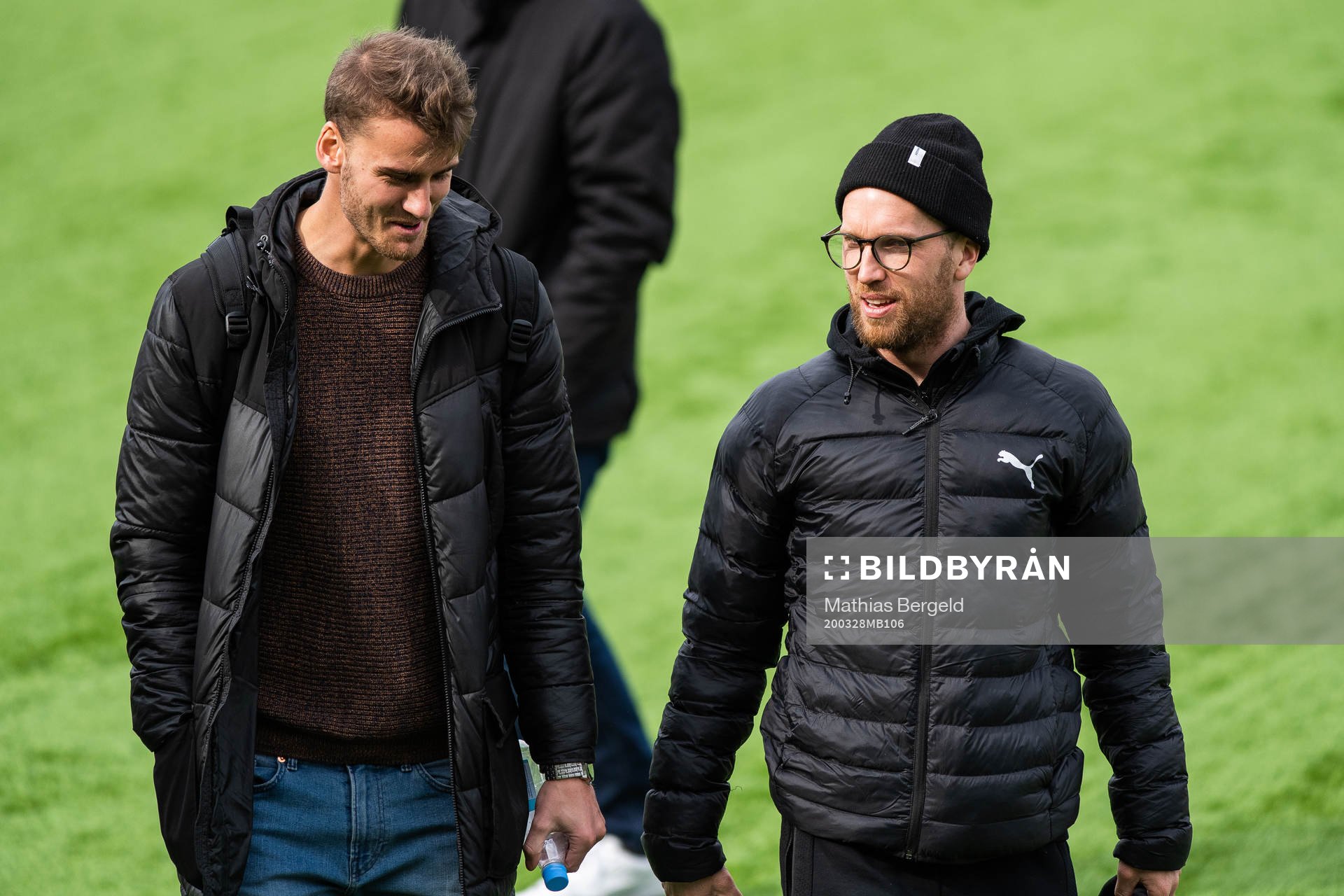 Häckens Johan Hammar och Rasmus Lindgren i halvtidspaus