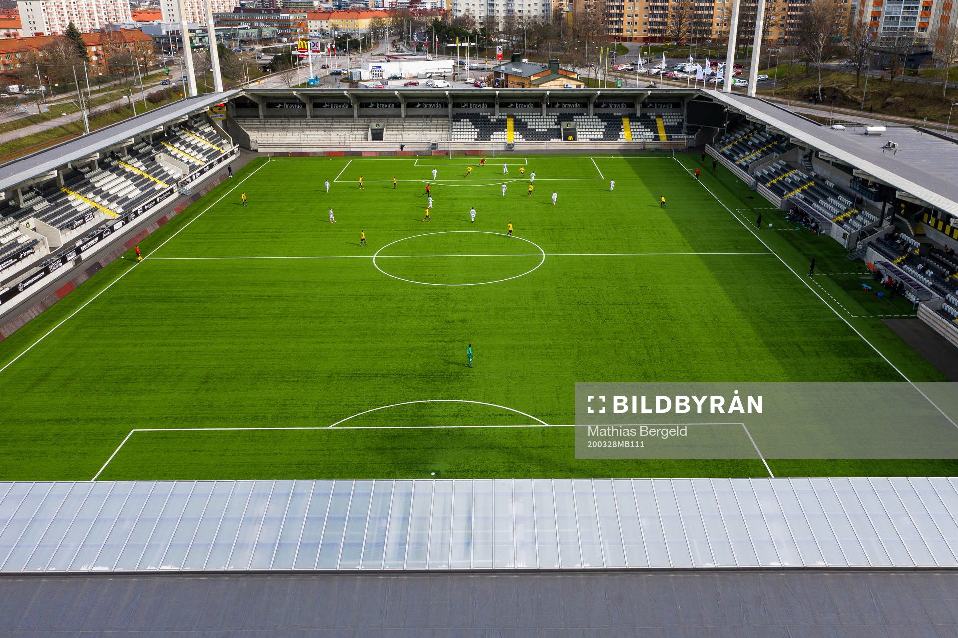 Drönarvy över Bravida Arena med tomma läktare på grund