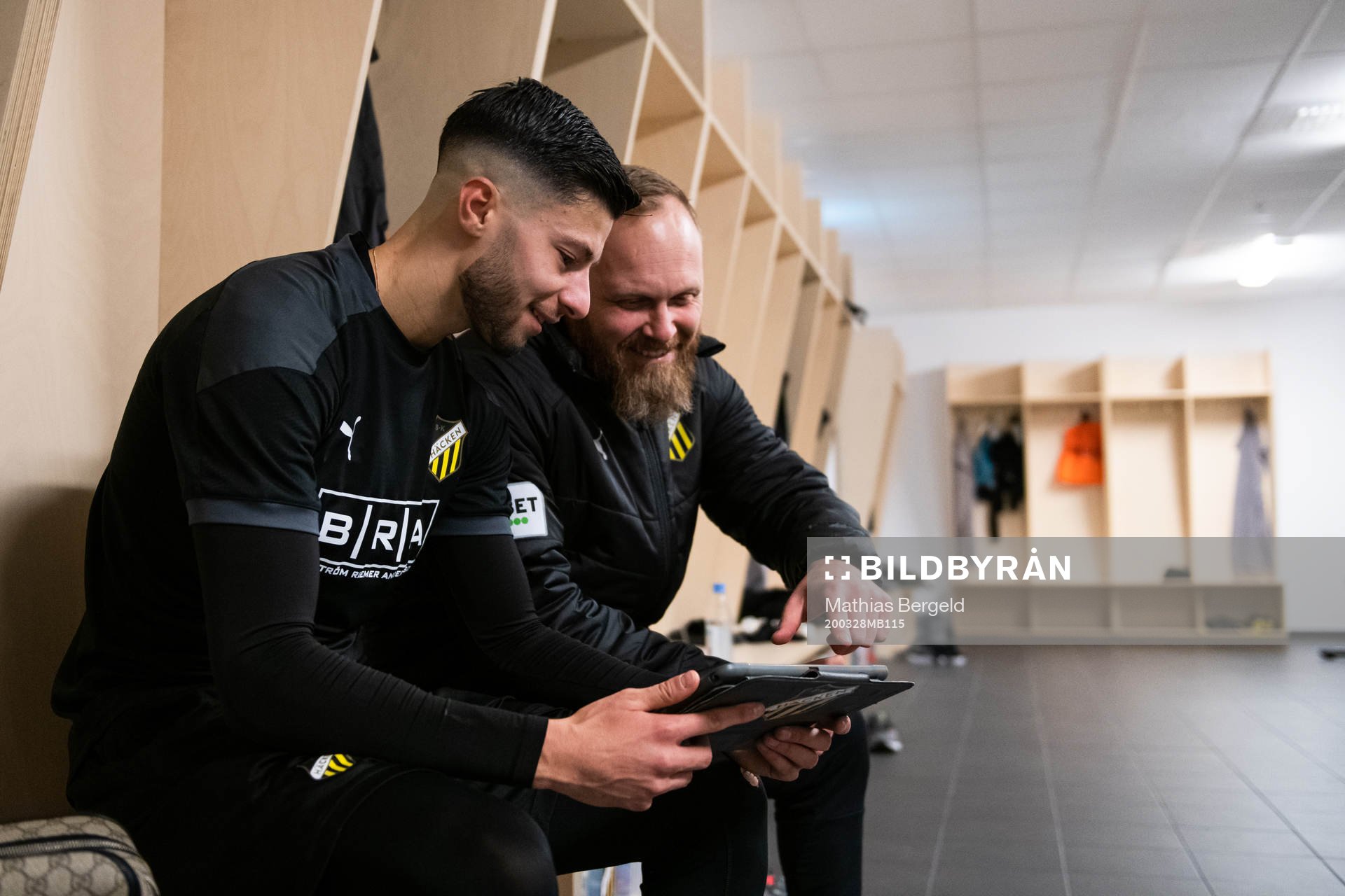 Häckens Kevin Yakob och fystränare Nicklas Möller tittar