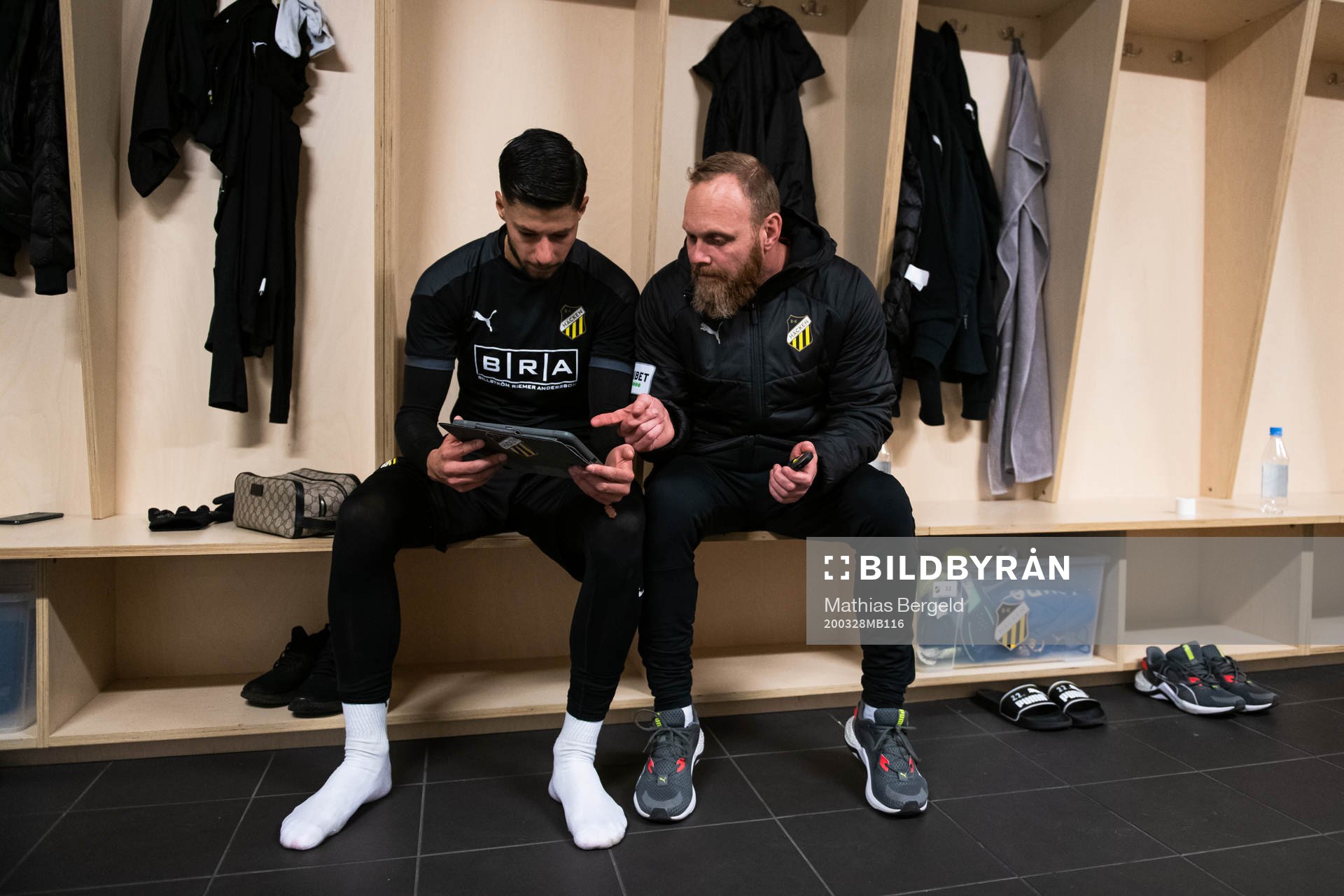 Häckens Kevin Yakob och fystränare Nicklas Möller tittar
