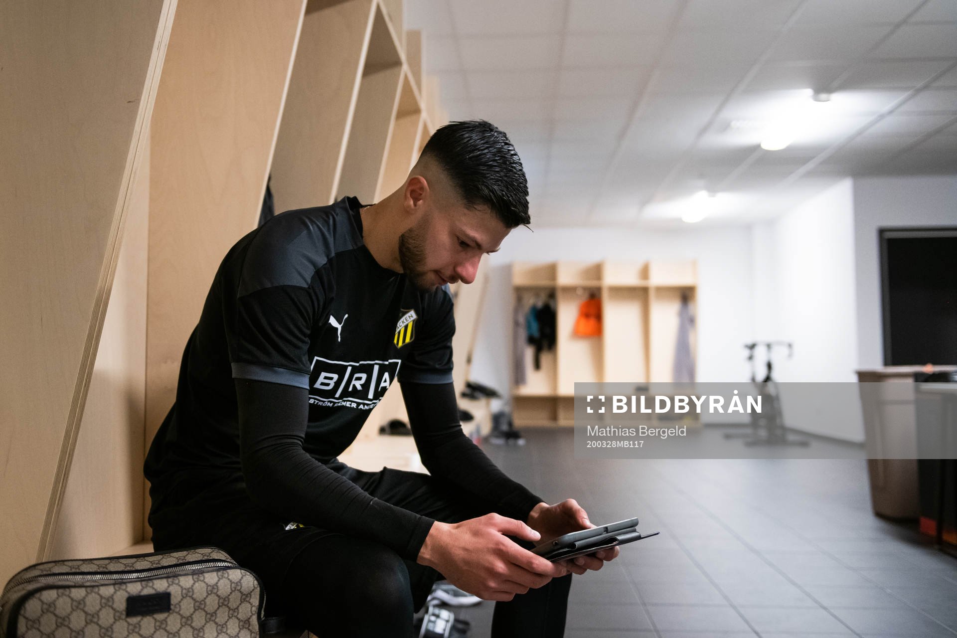 Häckens Kevin Yakob tittar på en ipad i omklädningsrummet