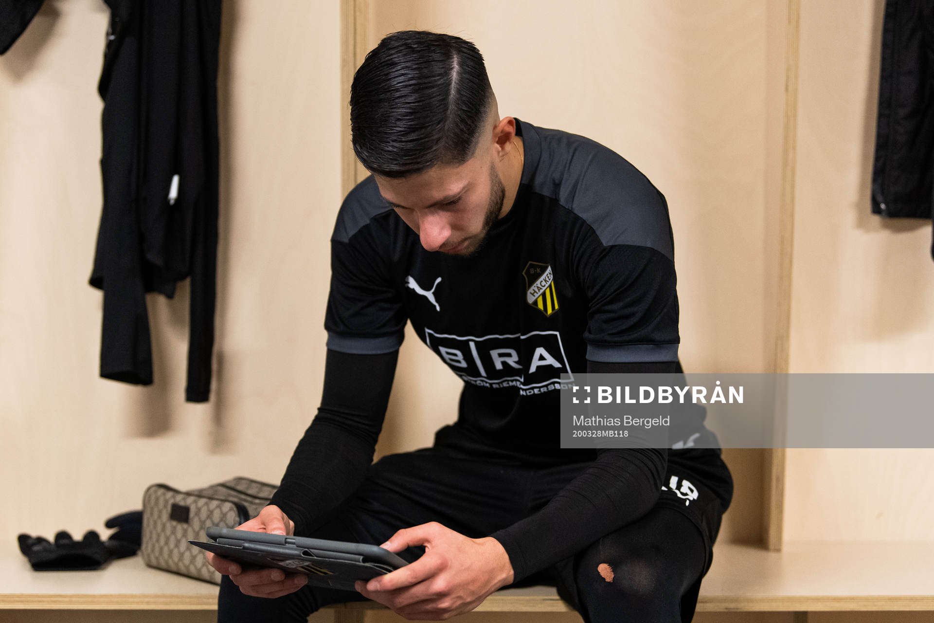 Häckens Kevin Yakob tittar på en ipad i omklädningsrummet