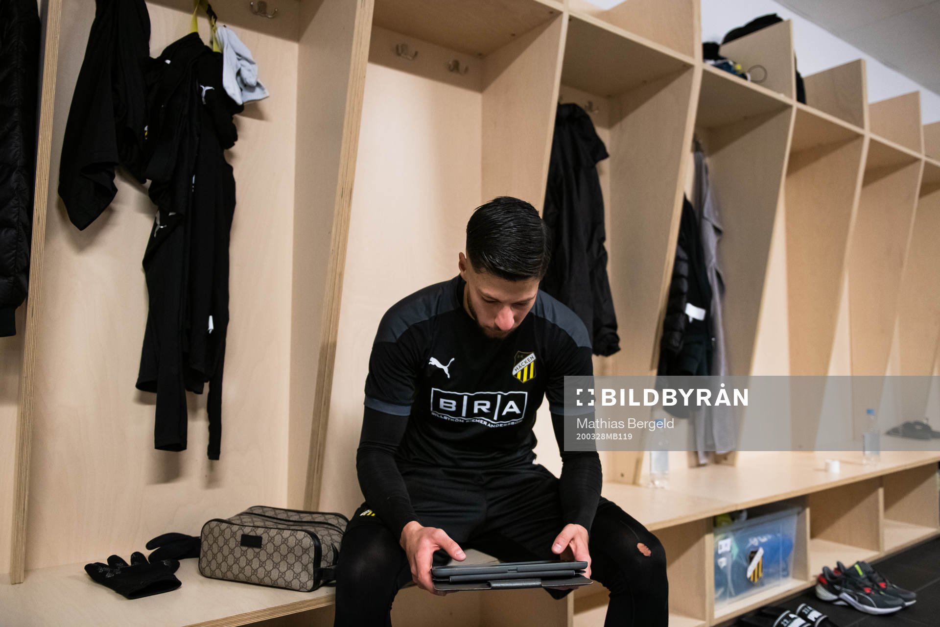 Häckens Kevin Yakob tittar på en ipad i omklädningsrummet