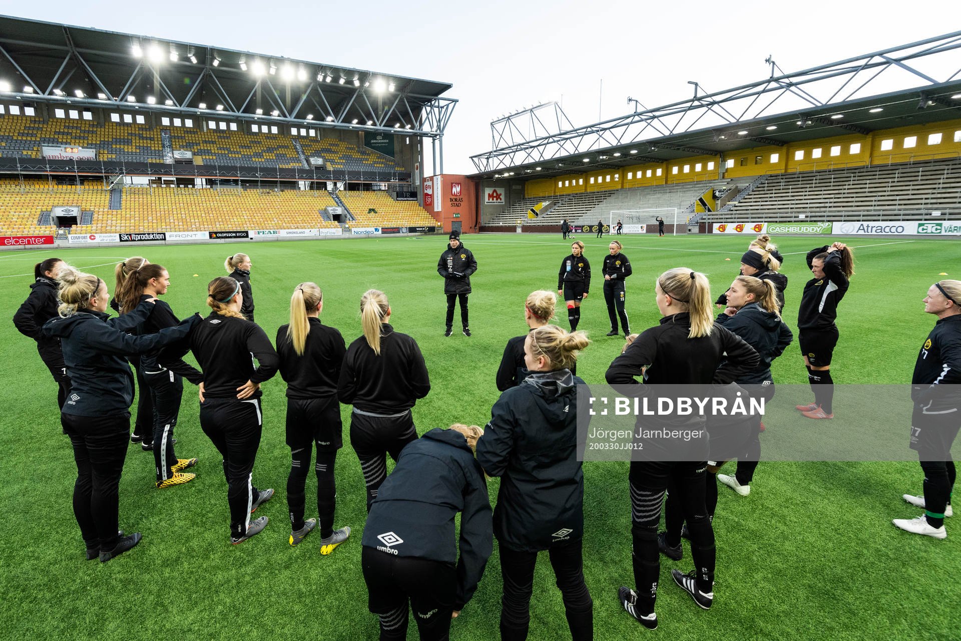 Tränare Joakim Carlsson har genomgång