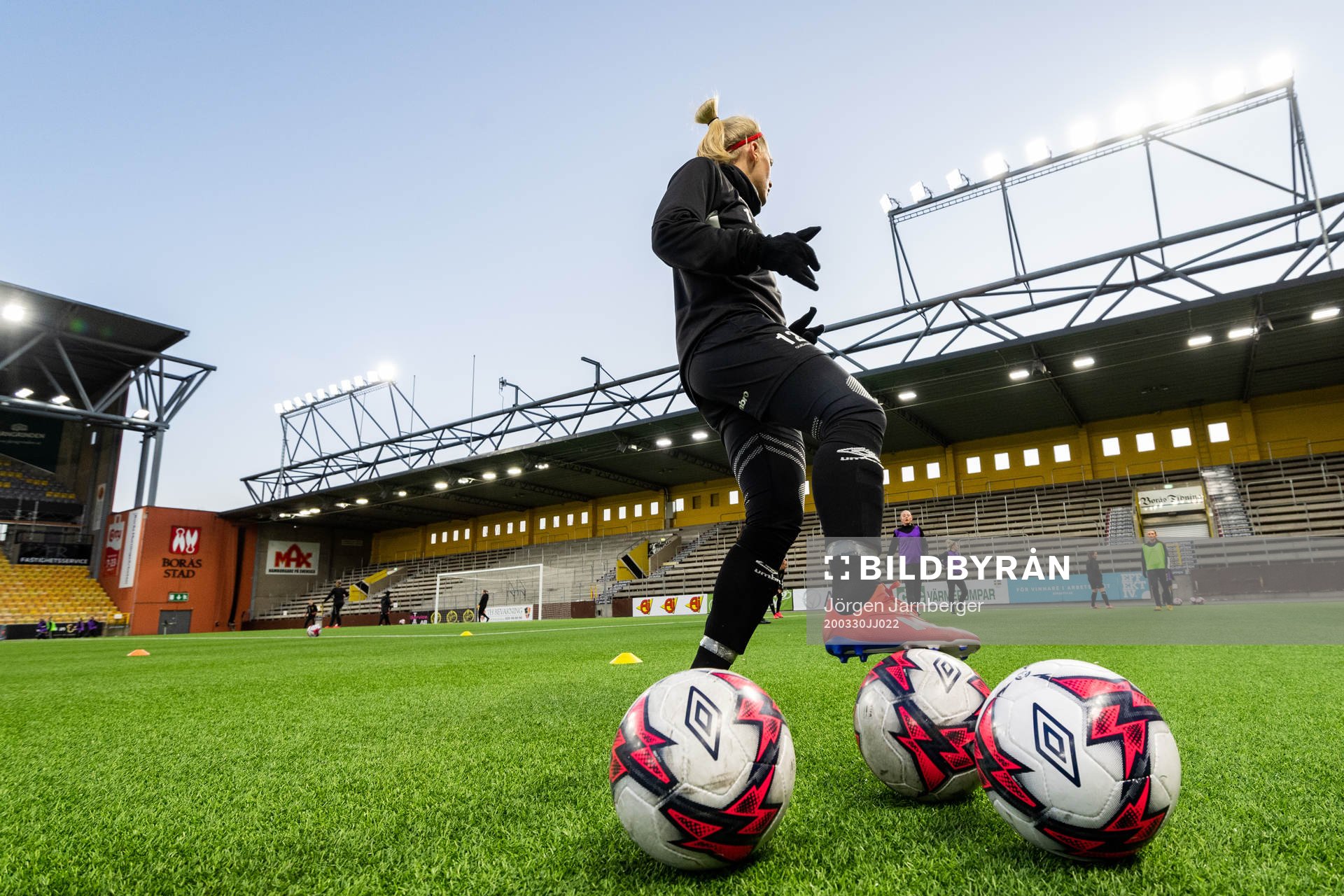 Ellen Larsson hämtar boll