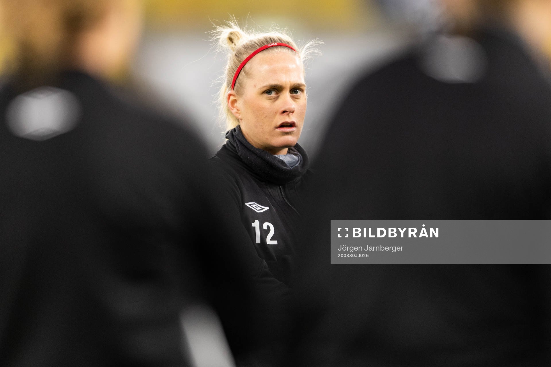 Ellen Larsson lyssnar vid en genomgång