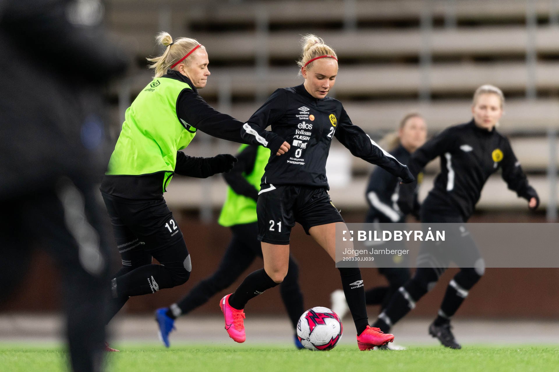 Tea Skoglund och Ellen Larsson