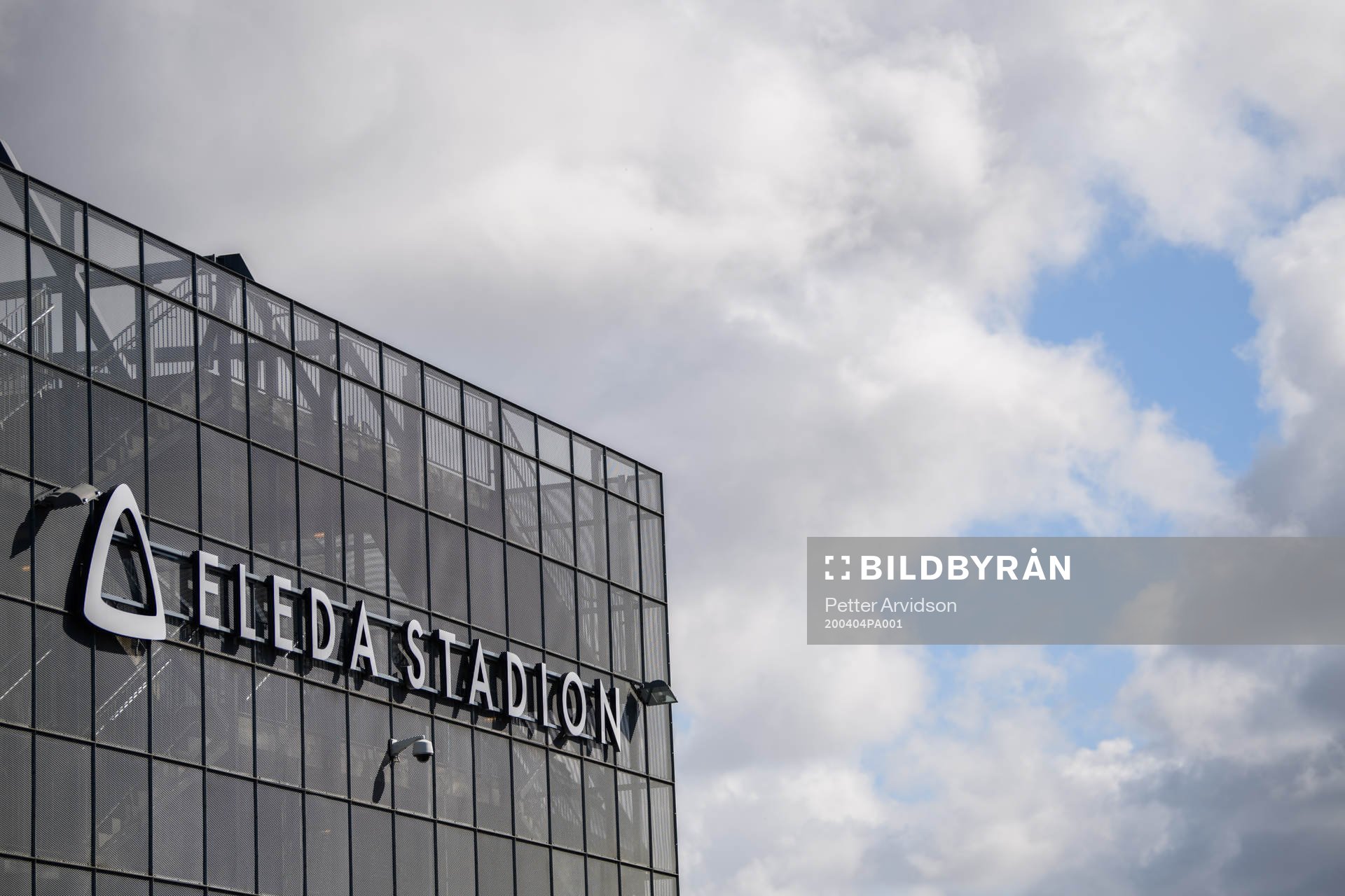 Malmö FFs hemmaarena har bytt namn till Eleda Stadion och nu har dom nya skyltarna kommit upp på arenan den 4 april 2020 i Malmö.