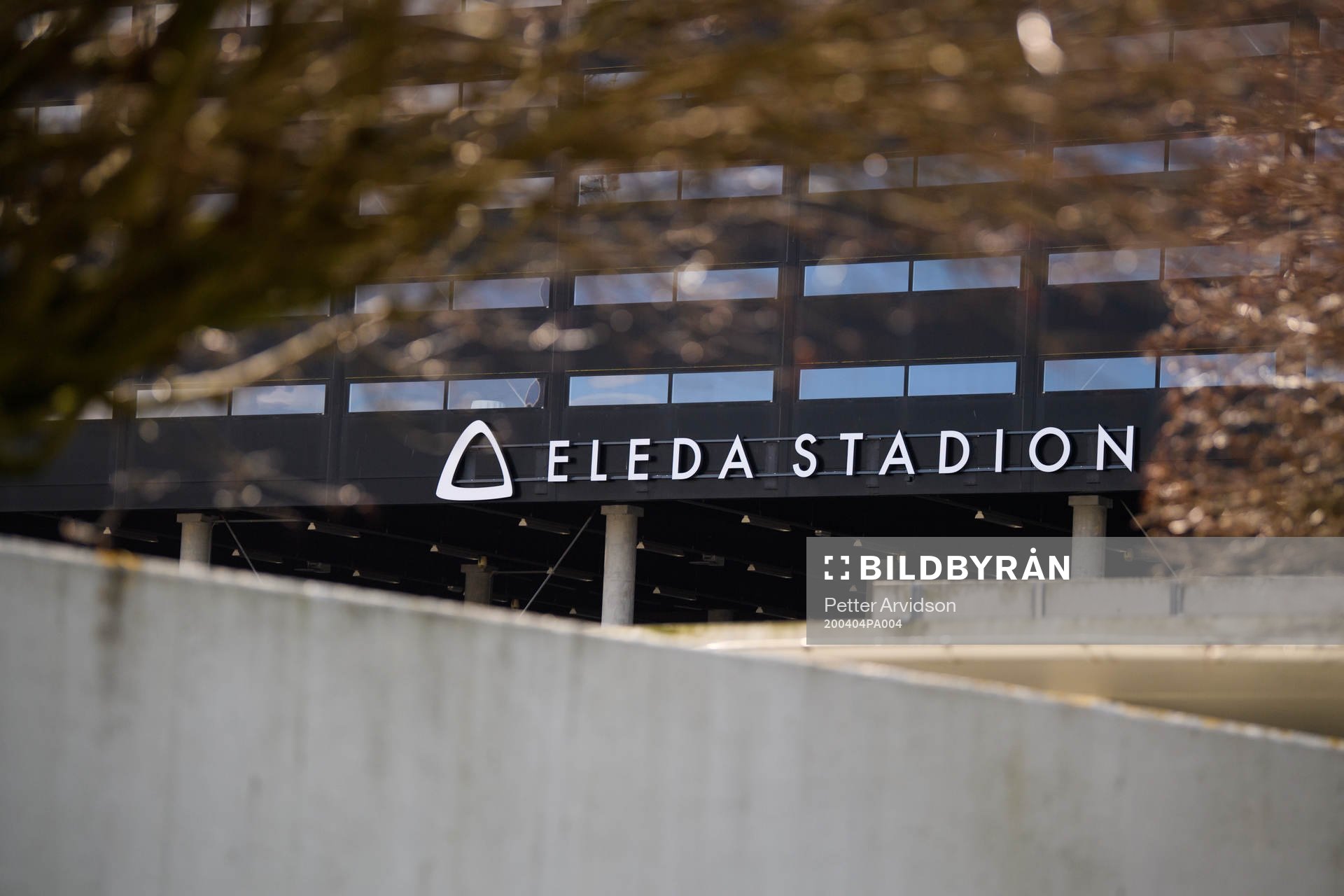 Malmö FFs hemmaarena har bytt namn till Eleda Stadion och nu har dom nya skyltarna kommit upp på arenan den 4 april 2020 i Malmö.