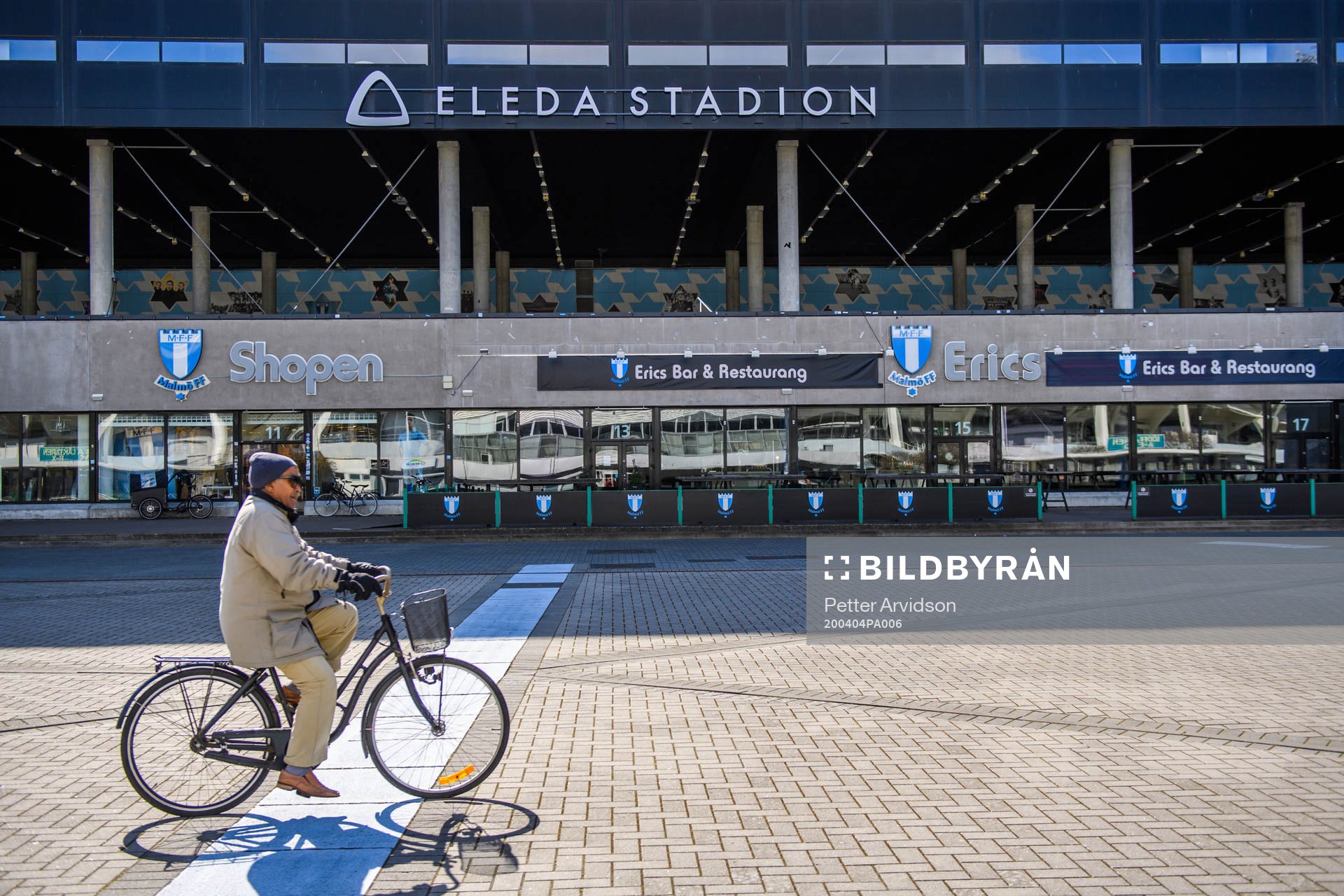 Malmö FFs hemmaarena har bytt namn till Eleda Stadion och nu har dom nya skyltarna kommit upp på arenan den 4 april 2020 i Malmö.