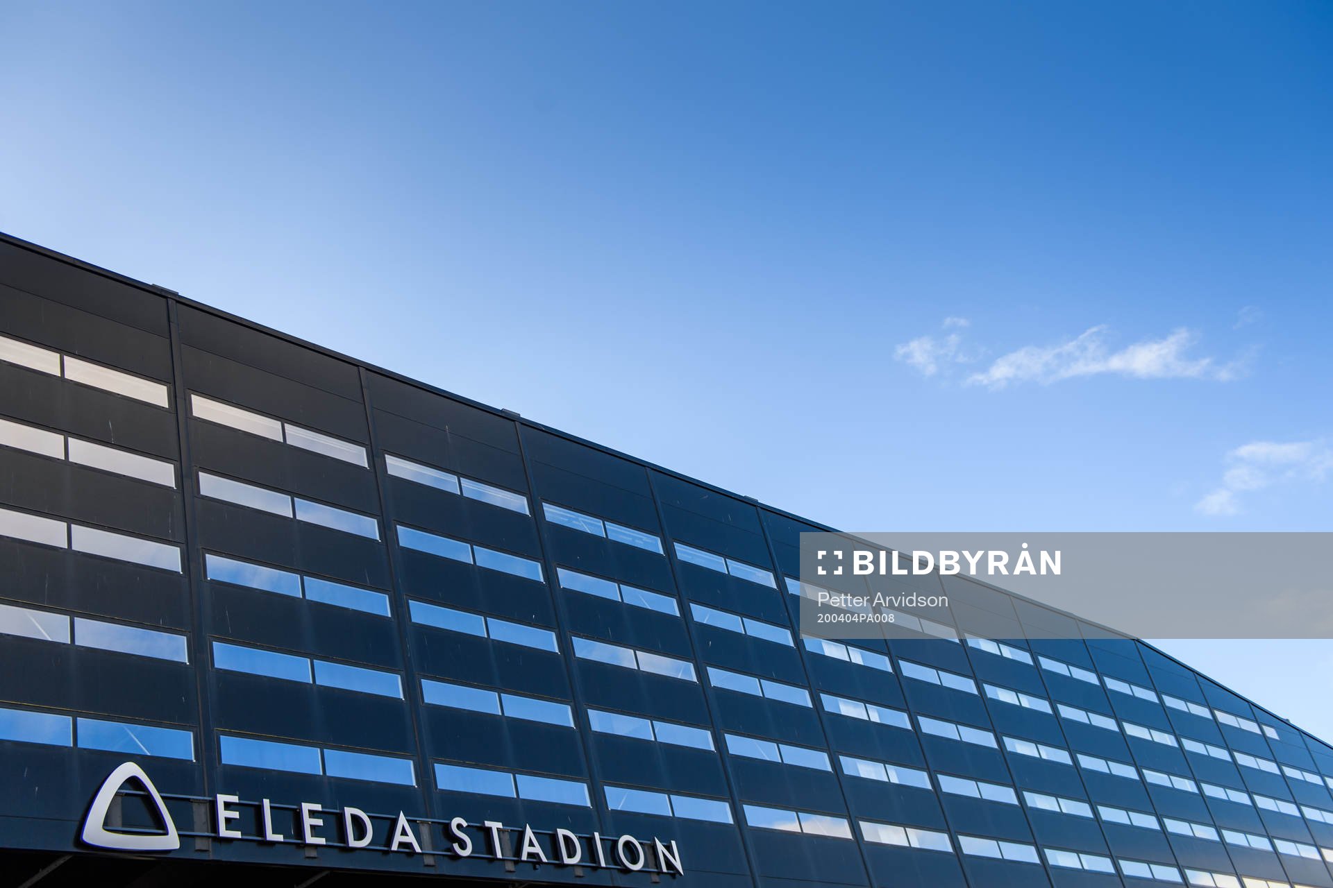 Malmö FFs hemmaarena har bytt namn till Eleda Stadion och nu har dom nya skyltarna kommit upp på arenan den 4 april 2020 i Malmö.
