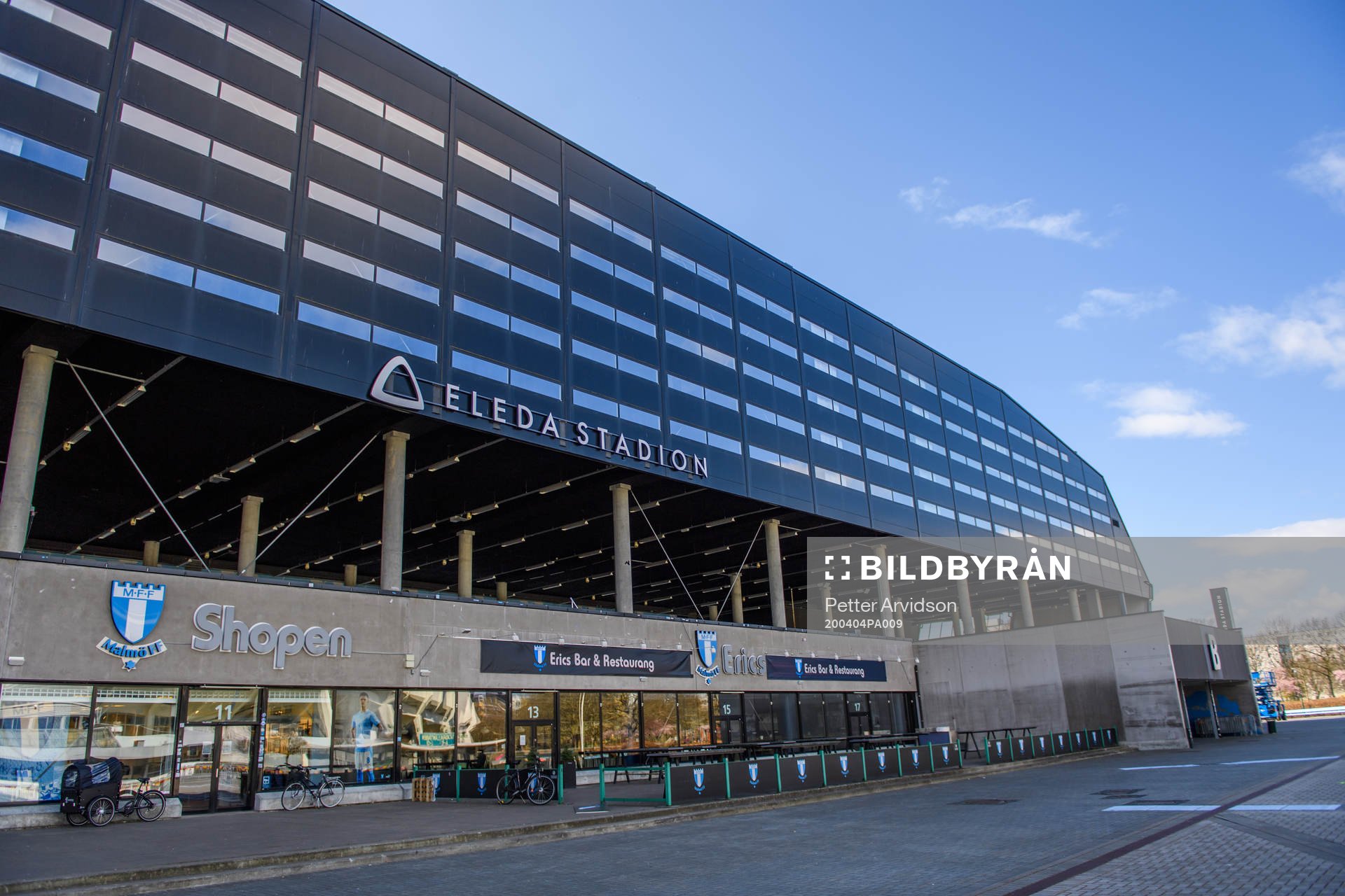 Malmö FFs hemmaarena har bytt namn till Eleda Stadion och nu har dom nya skyltarna kommit upp på arenan den 4 april 2020 i Malmö.