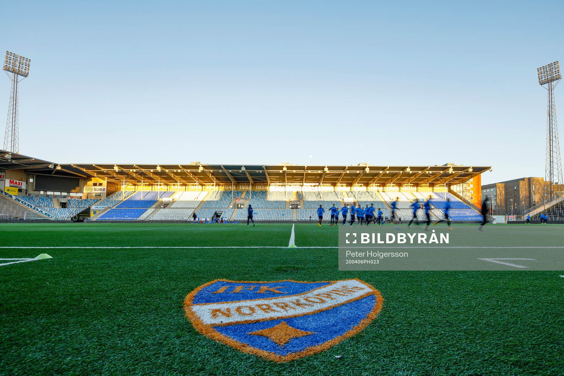 Youth team IF Sylvia training at Östgötaporten as the