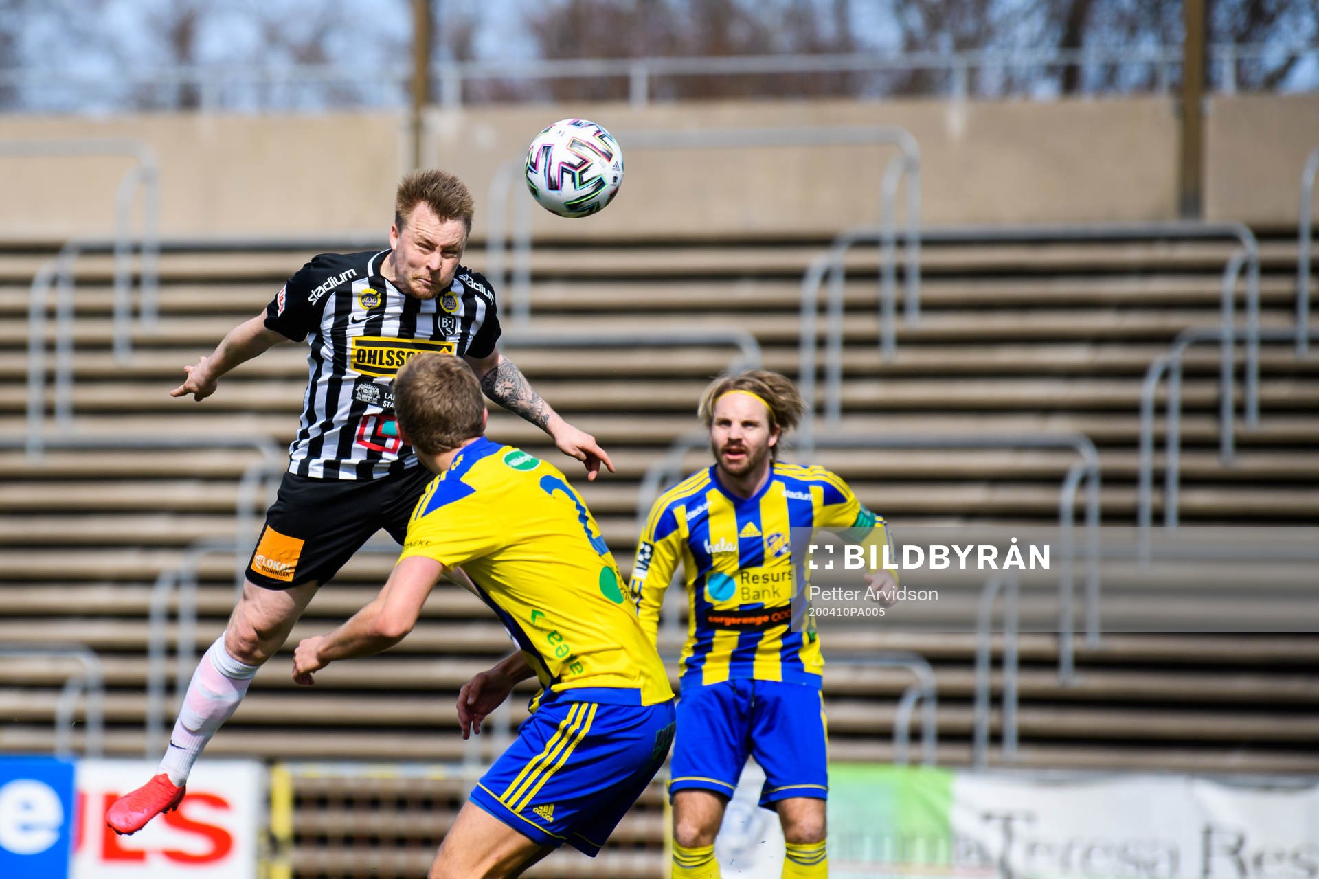 Landskronas Niklas Nielsen nickar in 1-0 målet