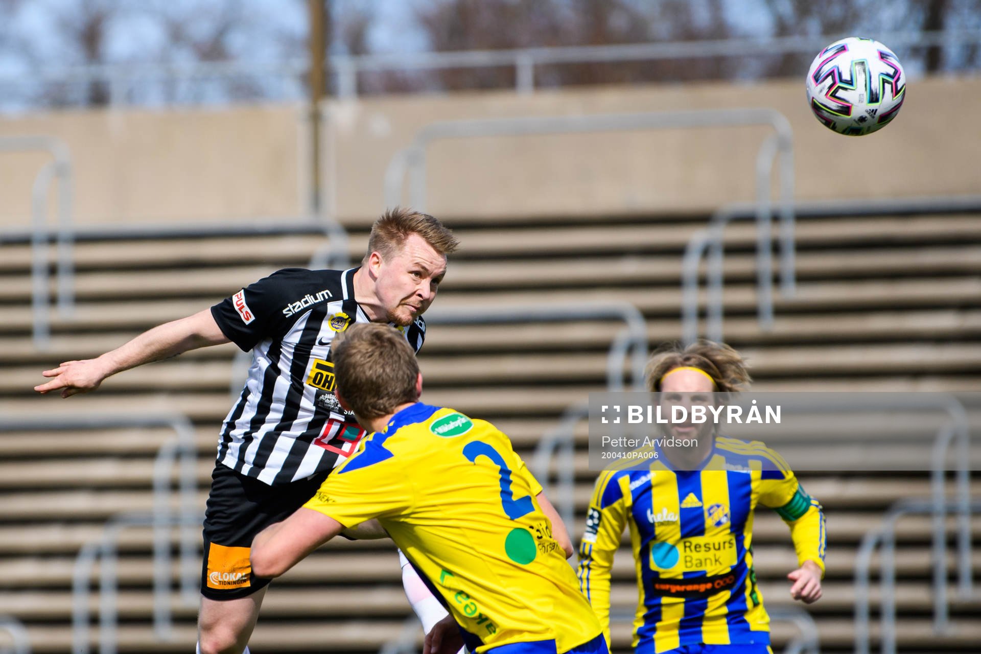 Landskronas Niklas Nielsen nickar in 1-0 målet