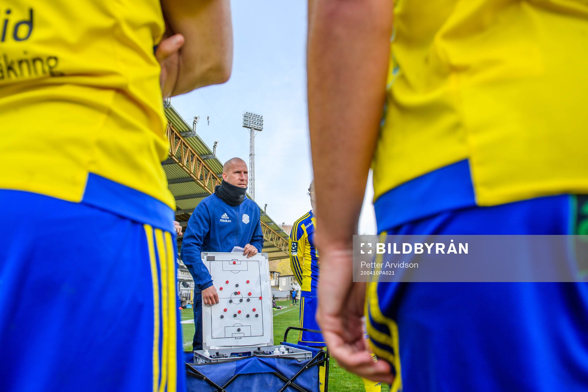 Eskilsminnes tränare Mattias Lindström har genomgång i
