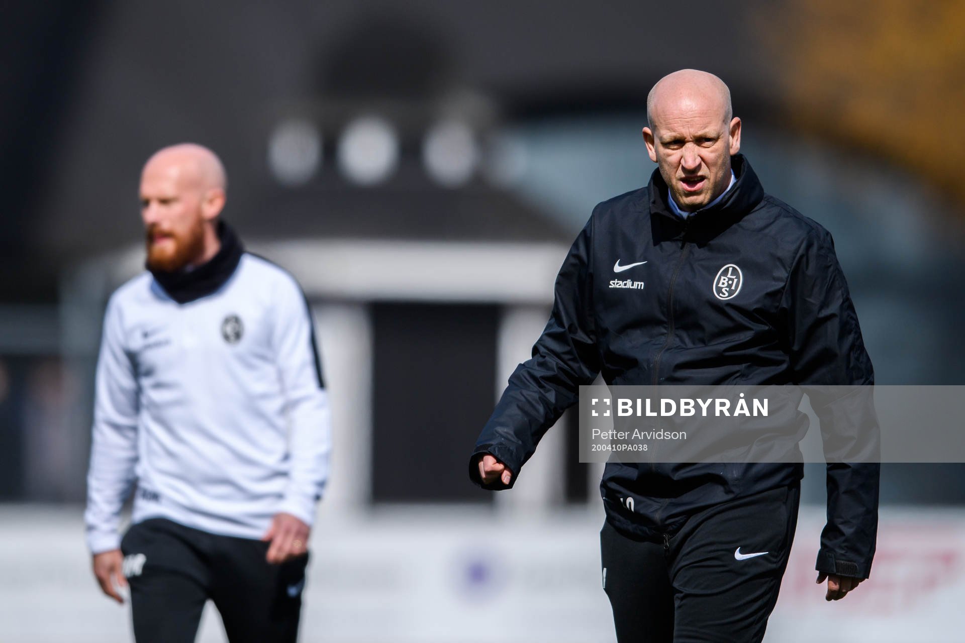 Landskronas tränare Billy Magnusson och i bakgrunden