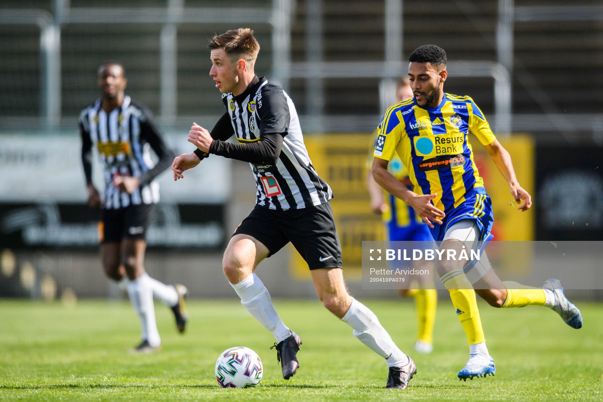 Landskronas Filip Olsson och Eskilsminnes Yonathan Getachew under träningsmatchen i fotboll mellan Landskrona och Eskilsminne den 10 april 2020 i Landskrona.