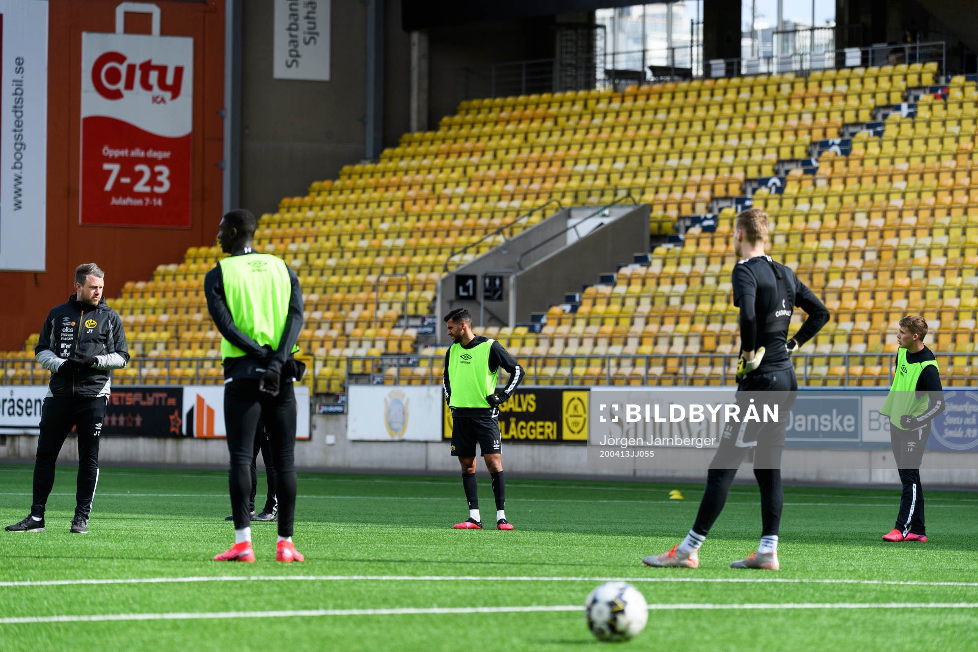 Spelare och tränare håller avståndet