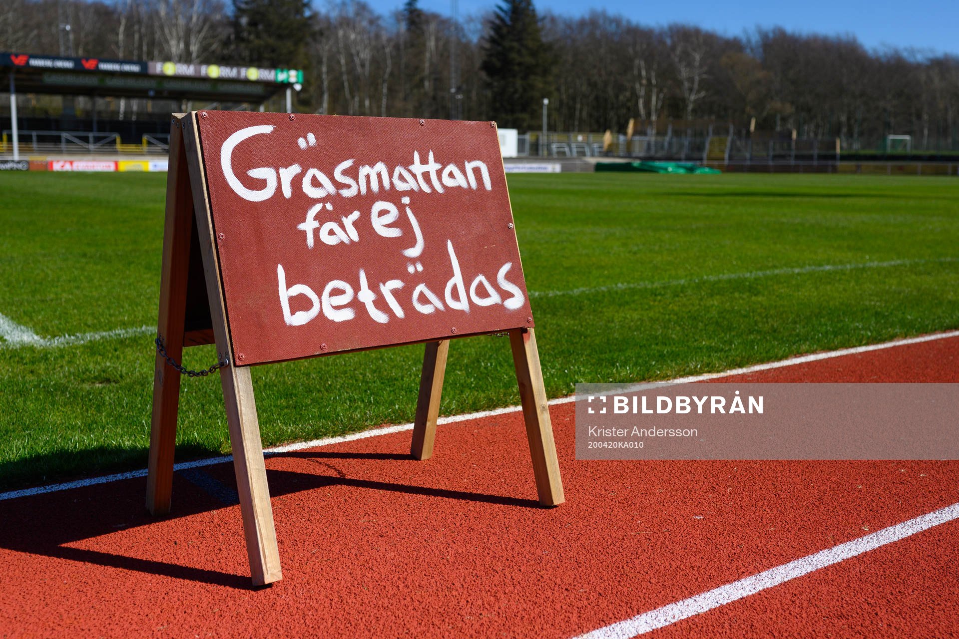 Skylt med texten att gräsmattan ej får beträdas på