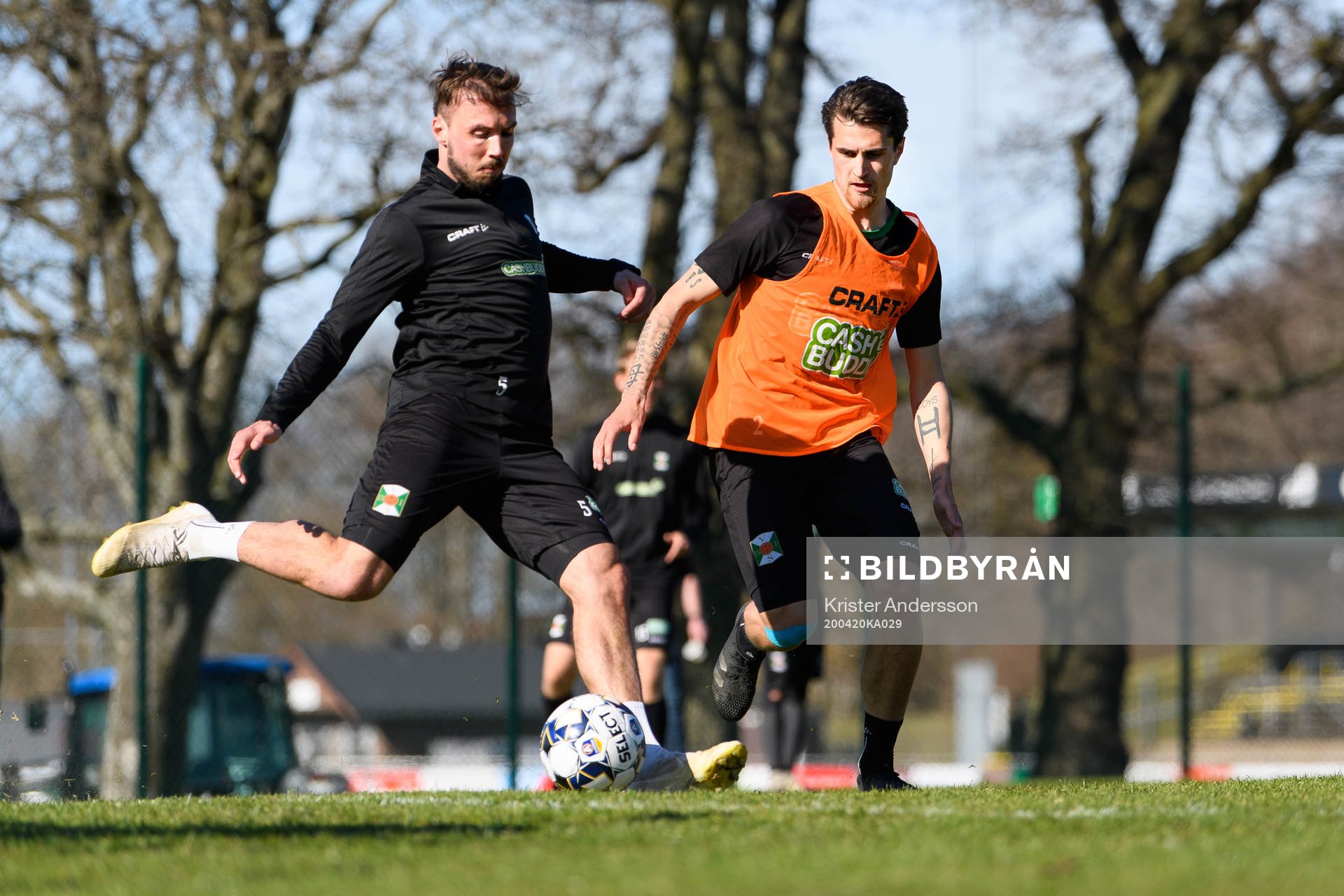 Varbergs Sebastian Möller och Jon Birkfeldt under en fotbollsträning med Varbergs Bois den 20 april 2020 i Varberg.