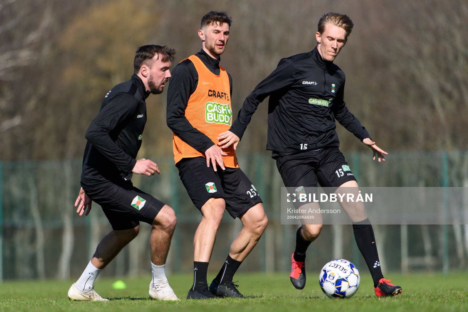 Varbergs Sebastian Möller, Alibek Aliev och Edwin Condrup under en fotbollsträning med Varbergs Bois den 20 april 2020 i Varberg.