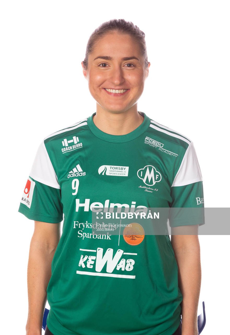Mallbackens  Irvina Bajramovic poserar för ett porträtt den 23 april 2020 i Sunne.