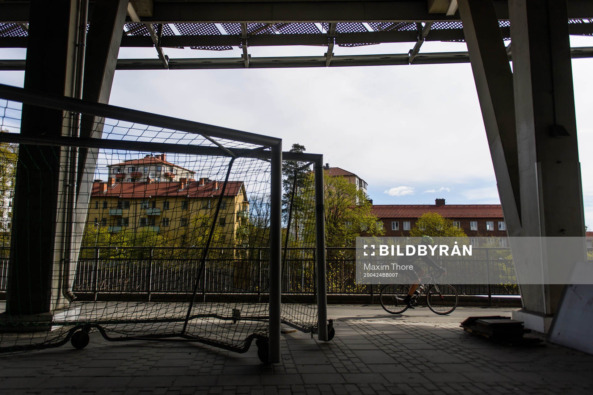 En cyklist framför fotbollsmål utanför Tele2 Arena