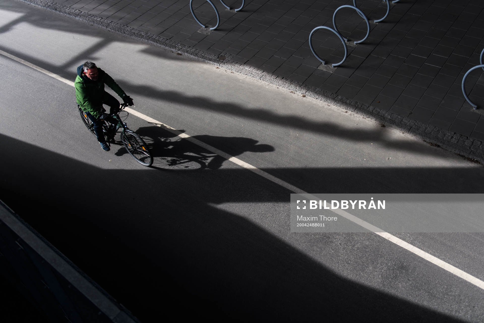 En cyklist utanför Tele2 Arena